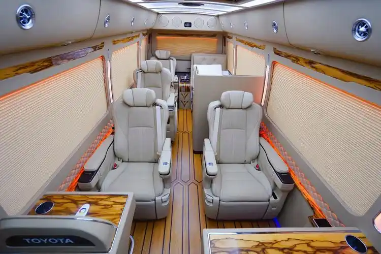 丰田考斯特8座 旅居商务车