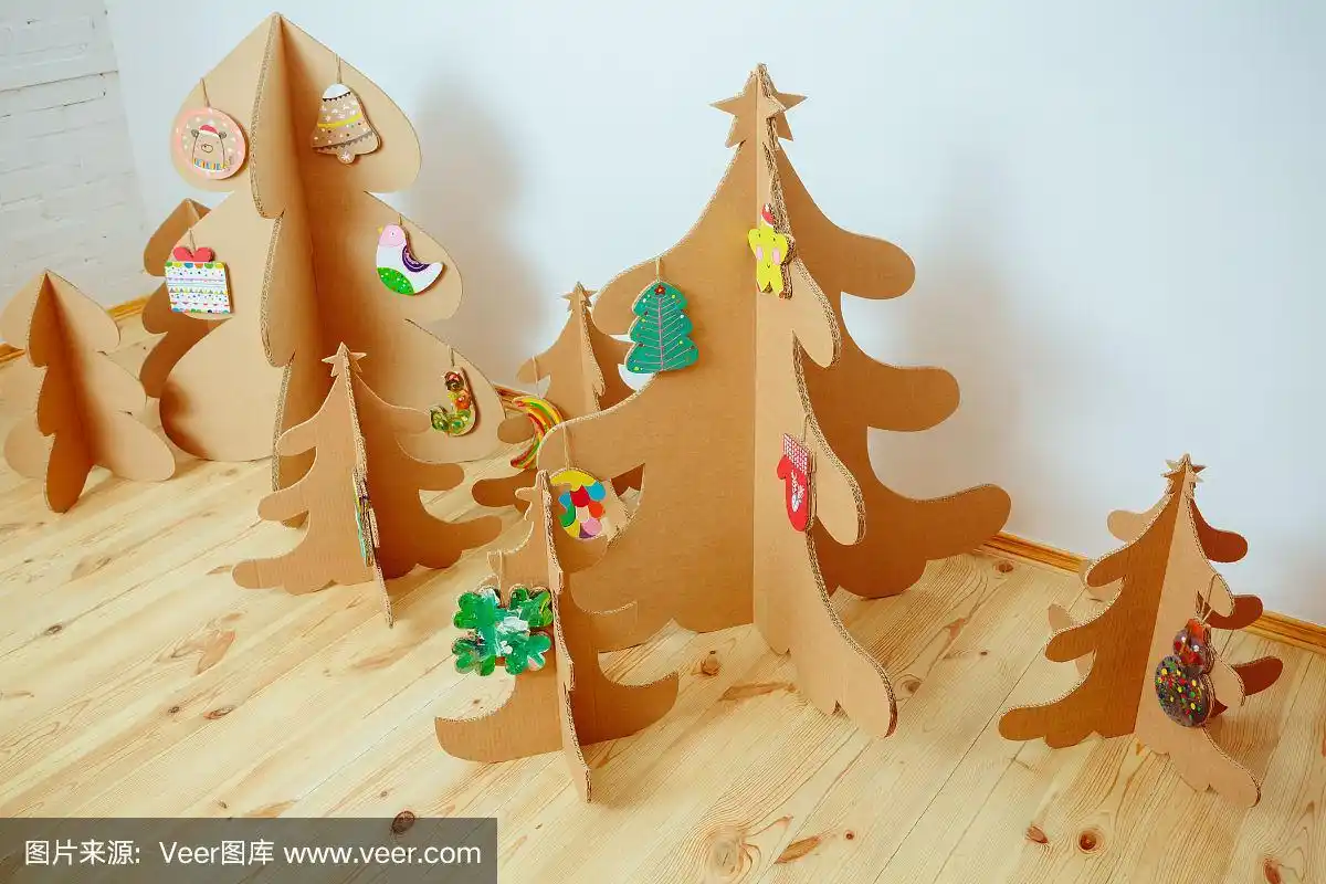 纸板做的圣诞树.新的一年