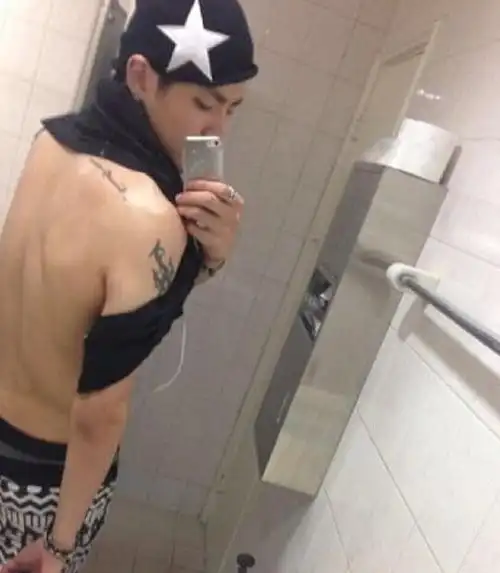 吴亦凡私房照曝光撅嘴卖萌秀身材