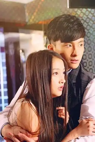 关晓彤绯闻男友曝光 昔日恋情被揭恩爱照