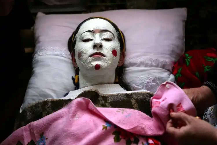 保加利亚ribnovo村,几名妇女正在为新娘letfe mekerozova化妆.