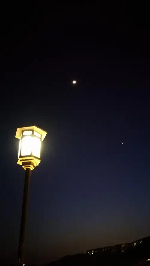 一轮弯月一颗明星一盏孤灯的对话