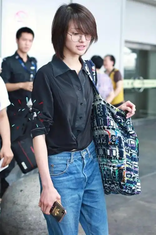 而且非常的干练成熟,亮点就是郑爽将上身的衬衣压进的牛仔裤中,若影若