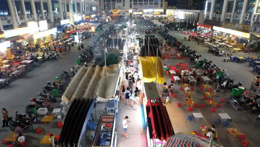 万景城美食广场是百色城新晋的最火夜市,这里汇集了各式各样的美食