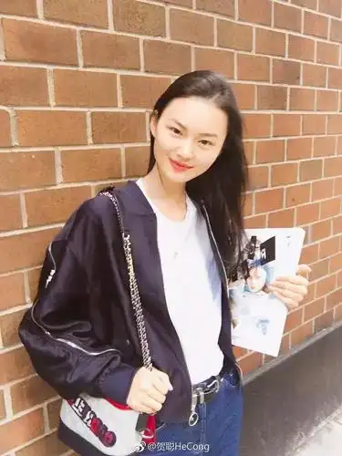 贺聪这张真正的超模脸,无疑是如今新晋超模中的领军人物