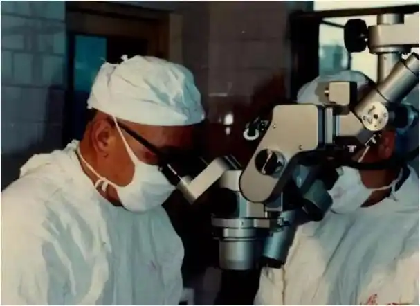 夫妻携手捐遗体14年后特殊重逢两具白骨并肩站立永恒相守