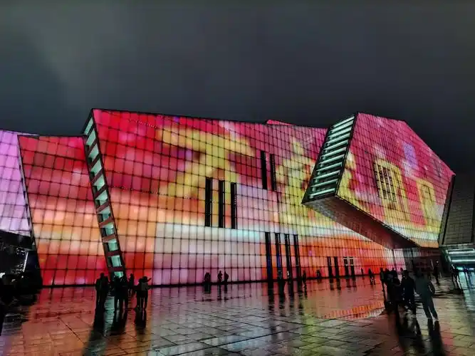 重庆大剧院 位于重庆市江北区北城文华街东路,于2007年1月28日开工