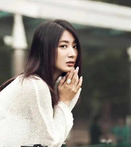 不仅三个人一个房间,同时还给了她一个巨大考验,但郭珍霓硬是一声不吭