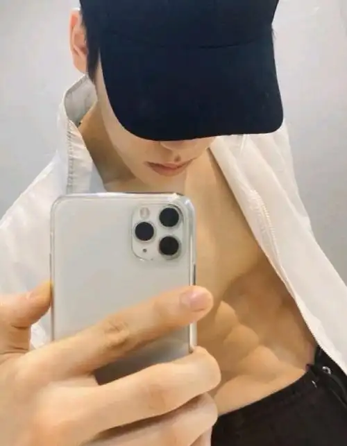 王子异晒湿发腹肌照