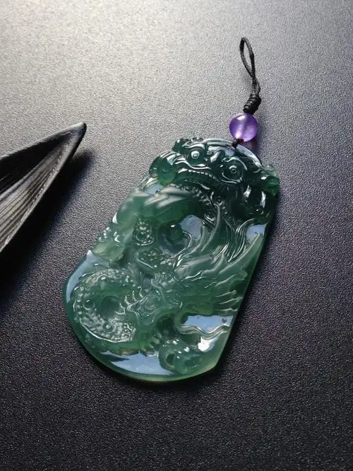 冰种蓝水龙牌天然翡翠吊坠