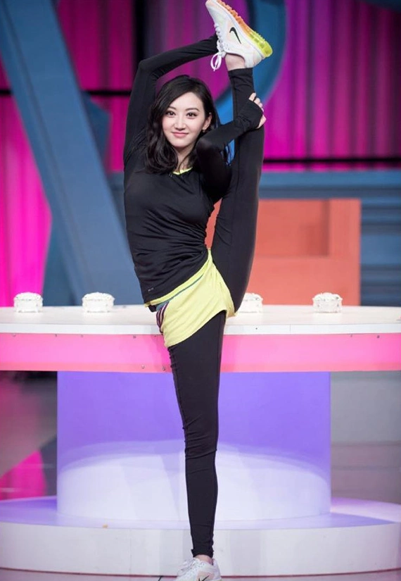 关晓彤的"一字马",她的美长腿柔韧度也很不错.