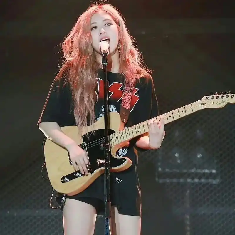 弹吉他的老婆|rose.#朴彩英rosé #rosé #ro - 抖音