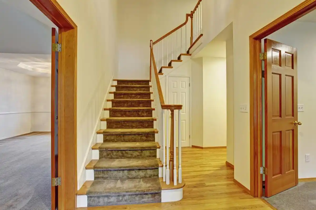 在设计自建房楼梯时,需要考虑以下几个方面.