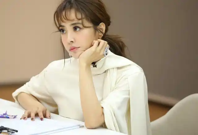 蔡依林花环羊毛卷变精灵,小秀性感拍广告,身材有料不输天王嫂