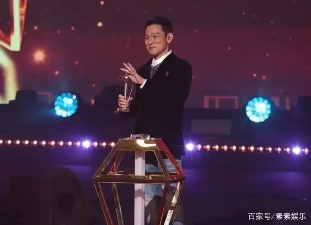 7月24日,香港金曲颁奖典礼2021/2022现场,男神刘德华现身助阵,并且