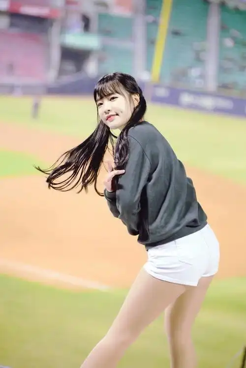 活动赛场上的拉拉队美女宝贝!