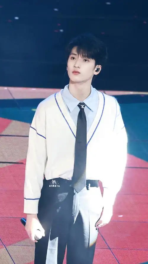 严浩翔东方风云榜#20211117 东方风云榜舞台帅气的男高中生@时代赡觋