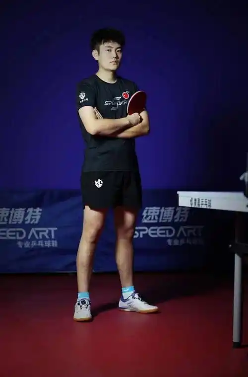 自褪去运动员身份以后,黄晨仍旧怀揣着对于乒乓球这项运动的喜爱,以