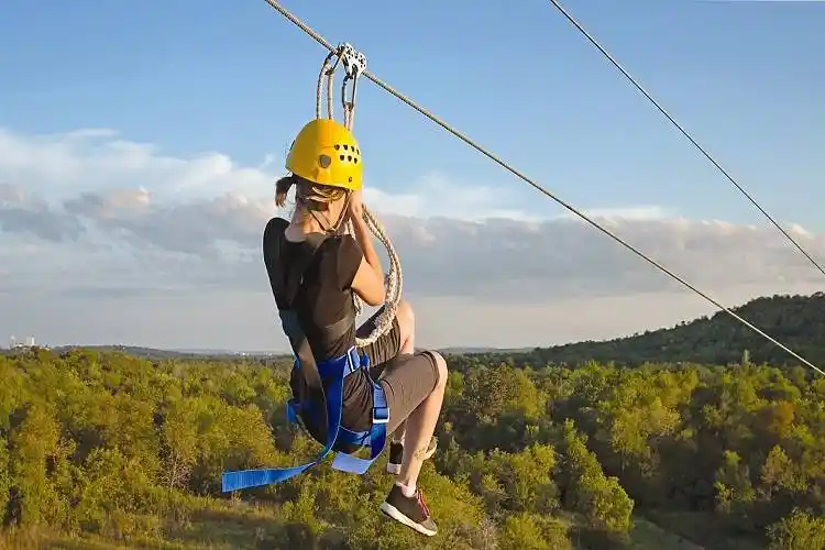 高空中的自在独行滑索