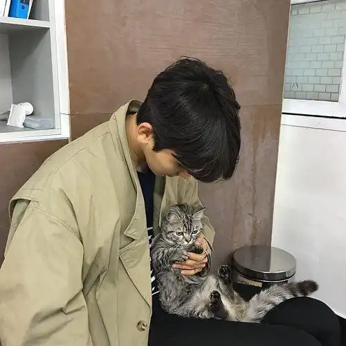 姐妹们求男生抱着猫的头像