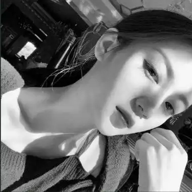 高冷黑白女生头像