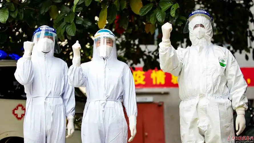 烈日当头,龙州县人民医院白衣天使穿上厚重的防护服继续开展疫情