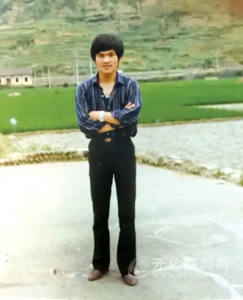 条纹衬衣 高腰喇叭裤 尖头皮鞋(1988年)