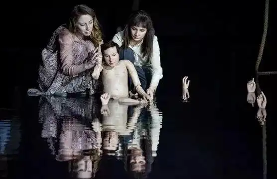 舞台剧《美狄亚》剧照.