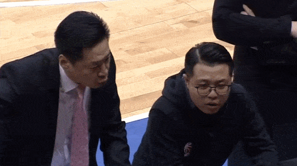 cba火爆一幕主教练爆粗口怒骂球员情绪激动直接指鼻子