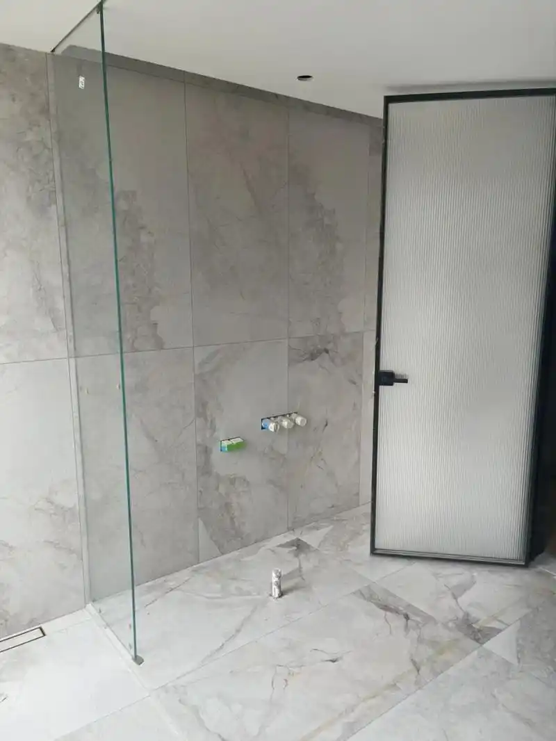 太喜欢我家瓷砖了—诺贝尔寒江雪 图片是已经美缝完的效果 	 两个卫生