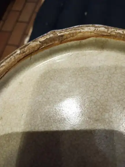 大神门给看看瓷器里出现有结晶体是怎么回事,是是新仿的特征吗?