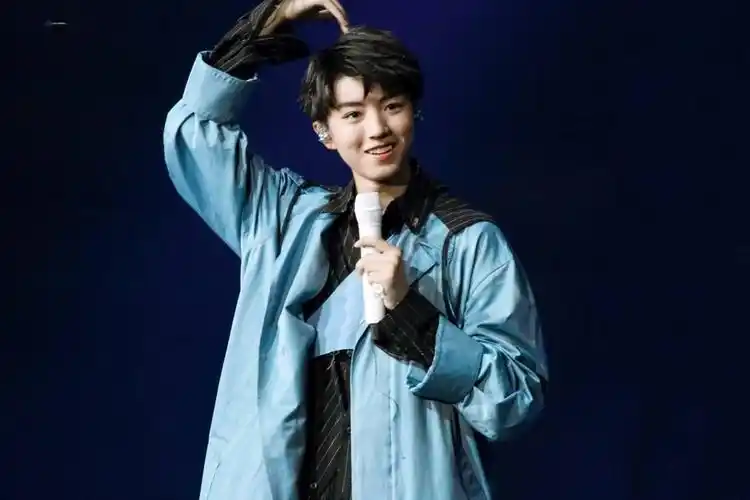 王俊凯花式比心合集 快来接收少年的心动狙击