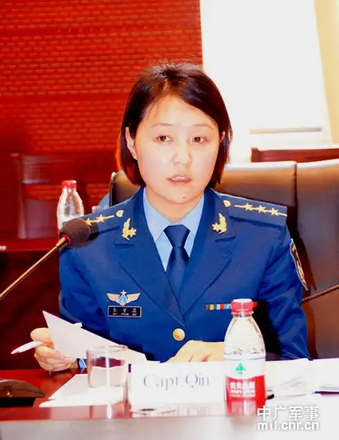 担负翻译任务的空军上尉秦中蕊,赢得驻华武官的交口称赞