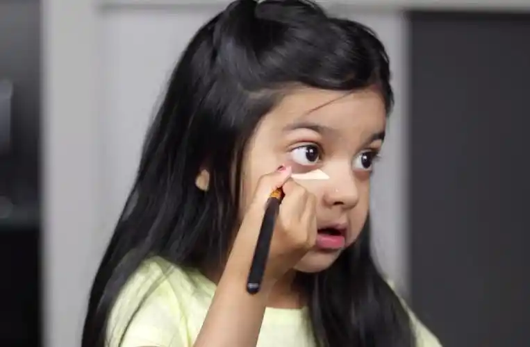 外国小女孩4岁就会化妆了,你惊讶了吗?