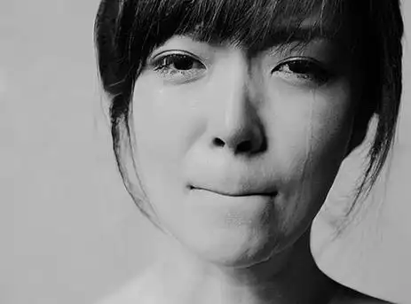 形容委屈的泪水忍不住流出的词语(默默流泪的人)