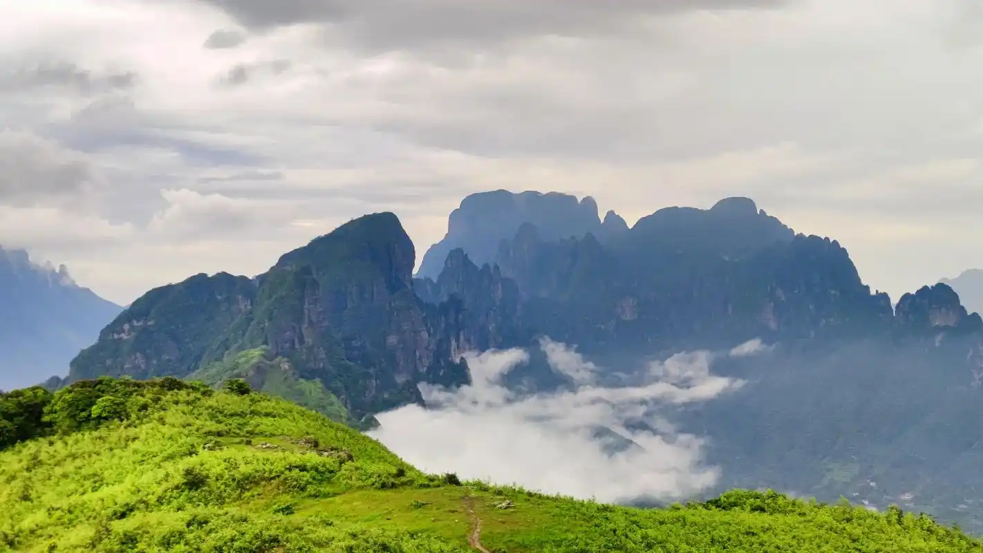 看完山脚拍的照片你就懂这山为啥叫五指山了.