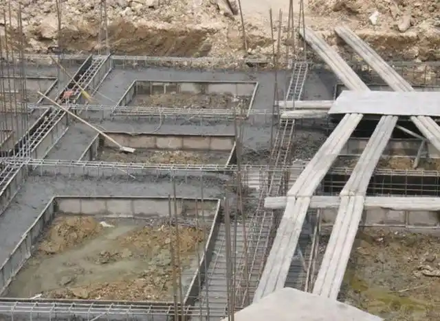 先做条形基础施工,做垫层处理;钢筋绑扎后安装模板浇筑混凝土,待