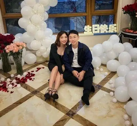 奥运冠军邹凯为爱妻庆生豪宅内布置鲜花气球娇妻怀2胎已3个月