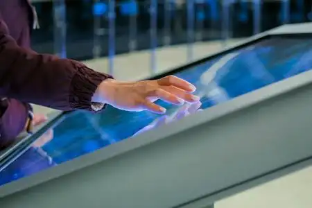 触摸互动科技展上使用互动触摸屏的女性照片