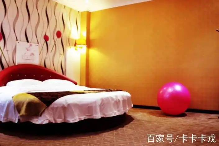 情侣酒店中,房中间的"爱心圆球"干啥用?前台小妹:年轻人最爱