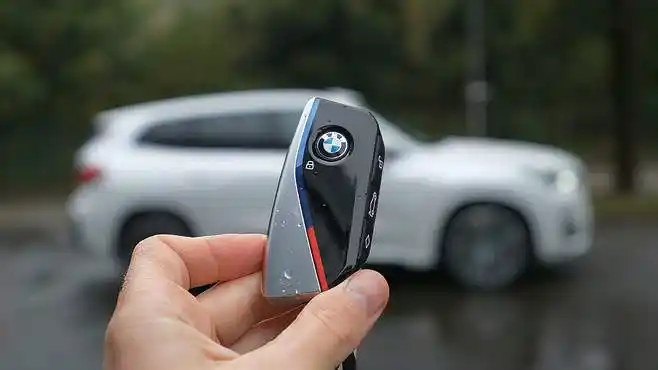 2023款宝马x1到货,按下钥匙看到实车,才知道啥叫帅气!