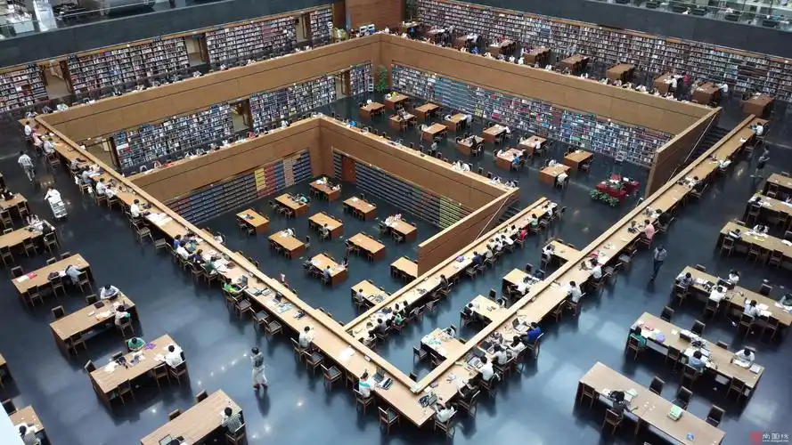 拍摄于北京国家图书馆内,下午的阅读大厅里