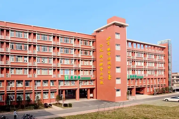 汉铁高中价值引领培育各族英才 和谐发展构建文明校园