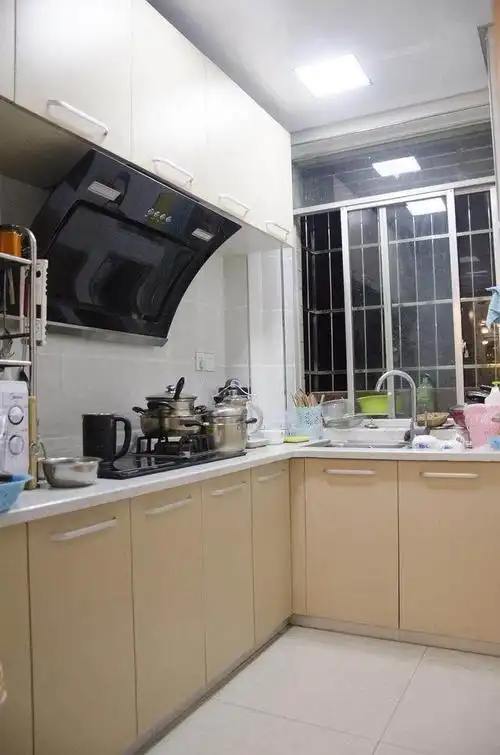 厨房整体装下了费用大概1万,厨房电器加橱柜.