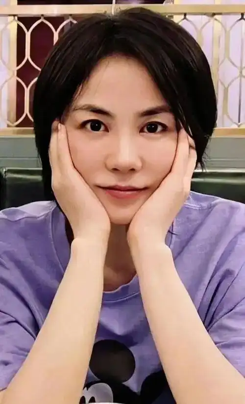 但她现在仍然给我们唱歌,她用着她最好的方式唱歌,是,我们的王菲在