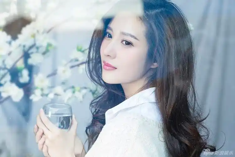 邬靖靖低头浅笑