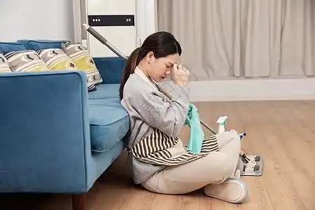 年轻女保洁打扫感觉疲惫图片