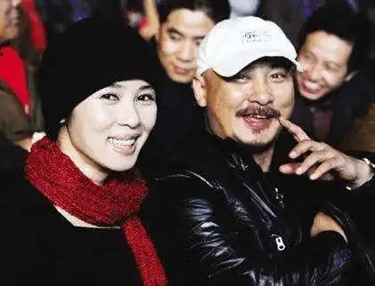 "狼女"余男:与名导同居10年被甩,如今身家40亿,44岁恋情成谜|吴京