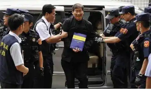 此人是竹联帮老大,绰号"白狼",为救兄弟冤坐十年牢,自称无悔