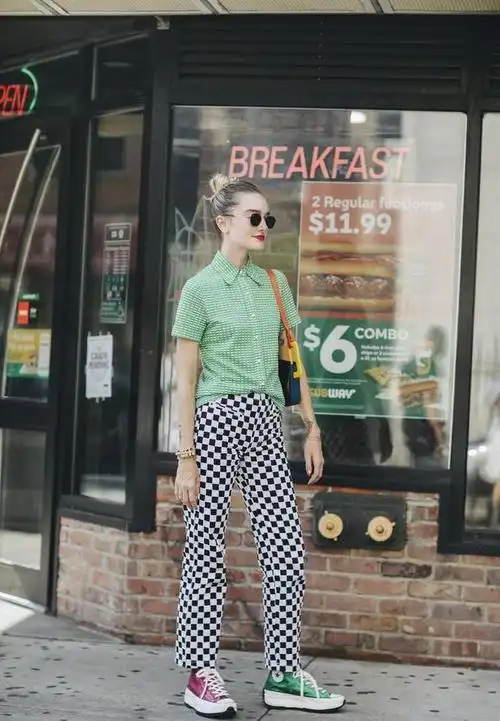 黑白格子裤搭配什么上衣纯色上衣与格纹裤做繁简反差配色太时髦